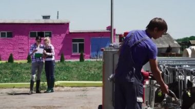 İnsanlar hayvanlar inek çiftliğinde hakkında bakım