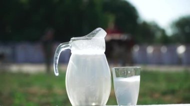 Sürahi ve bardak süt ile masada açık vardır