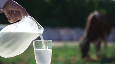 El ve süt bir cam içine dökme.