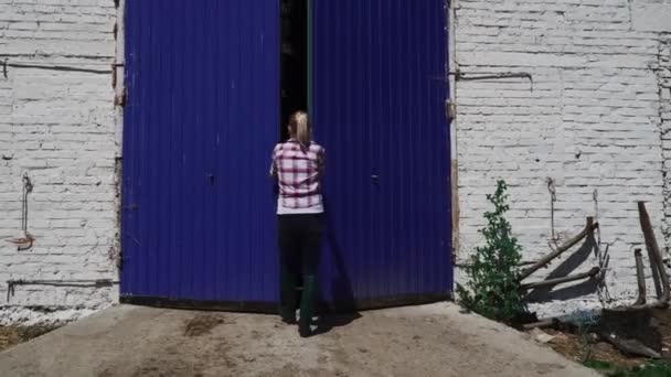 Mezőgazdasági lány megnyitja a kaput, a pajta — Stock videók