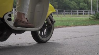 Genç adam bir motor bisiklet sürücüleri