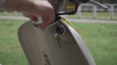 Erkek el scooter üzerinde gaz basar. Erkek el bir scooter kurmak. Ateşleme. Bir motosiklet sürme. Adam el ateşleme bir motosiklet üzerinde döner..