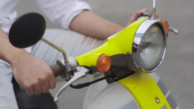 Erkek el scooter üzerinde gaz basar. Erkek el bir scooter kurmak. Ateşleme. Bir motosiklet sürme. Adam el ateşleme bir motosiklet üzerinde döner..