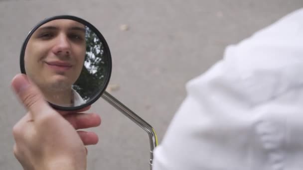 Giovanotto Guarda Allo Specchio Retrovisore Bel Ragazzo Seduto Sullo Scooter — Video Stock