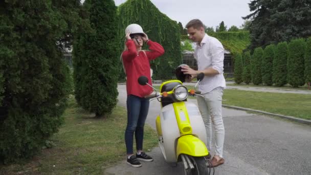 Jonge Jongen Het Meisje Dragen Helmen Zitten Scooter Jong Koppel — Stockvideo