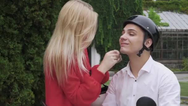 年轻的女孩帮助男人戴上头盔 — 图库视频影像