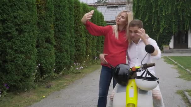 Couple Fait Selfie Près Moto Type Cyclomoteur Embrasse Une Fille — Video