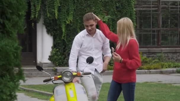 Paar Maakt Een Selfie Buurt Van Motor Guy Een Bromfiets — Stockvideo