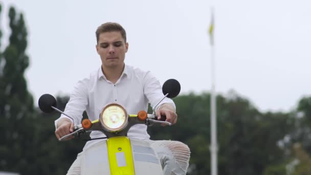 Beau Mec Est Assis Sur Scooter Jeune Homme Sur Une — Video