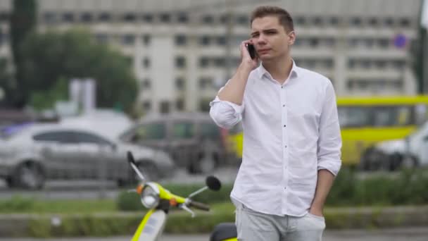 Bonitão Está Falar Telefone Lado Scooter Jovem Camisa Branca Rapaz — Vídeo de Stock