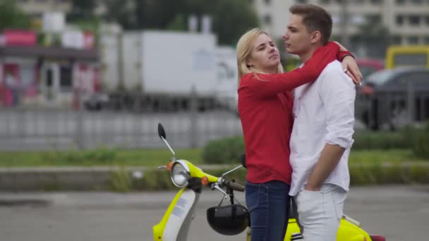 Abbracci Una Giovane Coppia Sullo Sfondo Una Trafficata Strada Cittadina — Video Stock