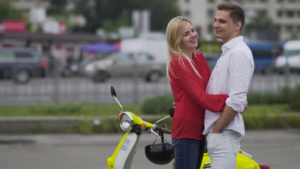 Câlins Jeune Couple Dans Une Rue Animée Ville Aime Les — Video