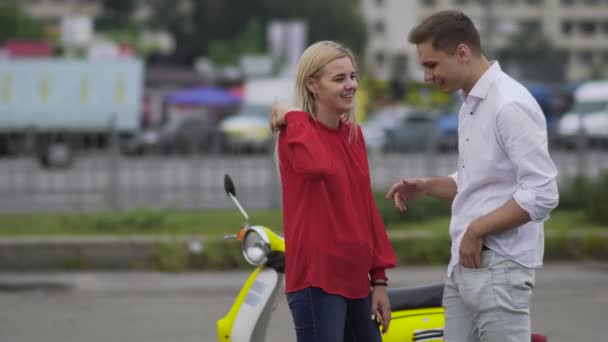 Abrazos Una Joven Pareja Fondo Una Concurrida Calle Ciudad Amando — Vídeo de stock