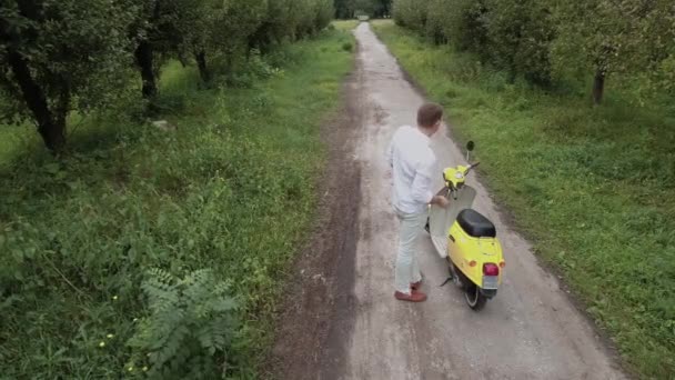 Молодий Хлопець Сидить Скутері Сільській Дорозі Молодий Чоловік Їде Мопеді — стокове відео