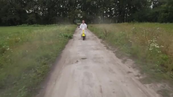 Stilig Kille Skoter Utomhus Ung Kille Skoter Landsväg Ung Man — Stockvideo