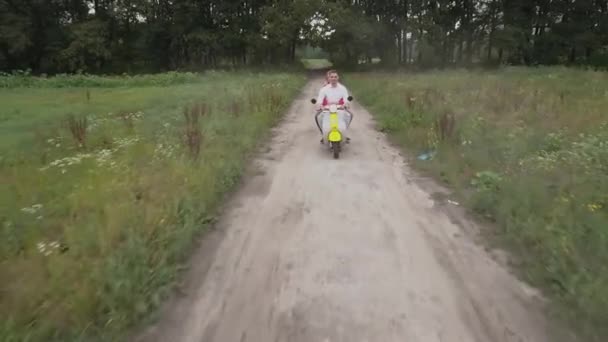 Kille Med Flicka Som Rider Skoter Utomhus Ung Kille Och — Stockvideo