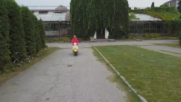 Menina Bonito Andar Scooter Parque Rapariga Conduz Ciclomotor Parque Tiroteio — Vídeo de Stock