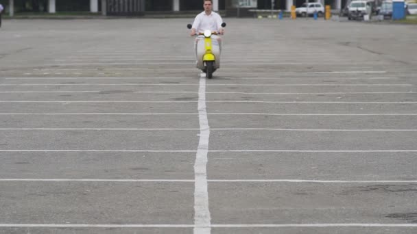 Jonge Kerel Rijden Een Scooter Parkeerplaats Jonge Man Een Bromfiets — Stockvideo