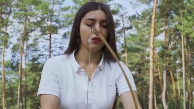 Güzel kız yay üzerinde streç denetler. Bayan bowman dize denetleme.