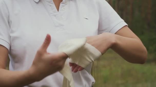 Menina Usando Uma Bandagem Elástica Alongamento Fêmea Envolve Pulso Com — Vídeo de Stock