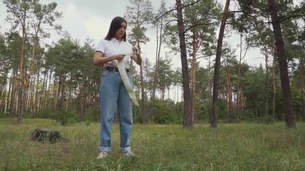 Germe Gelen Bir Elastik Bandaj Kullanan Kız Erkek Bir Elastik — Stok video