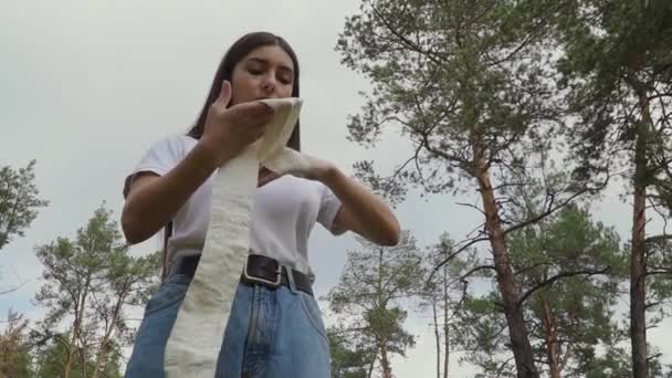 Flicka Med Elastisk Bandage Från Stretching Kvinna Wraps Handleden Med — Stockvideo