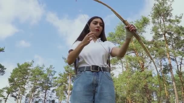 Menina Preparando Seu Arco Longo Bambu Para Atirar Mulher Arqueiro — Vídeo de Stock