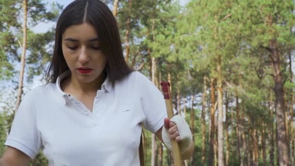 Kız Kendi Bambu Uzun Yay Çekim Için Hazırlanıyor Onun Yay — Stok video