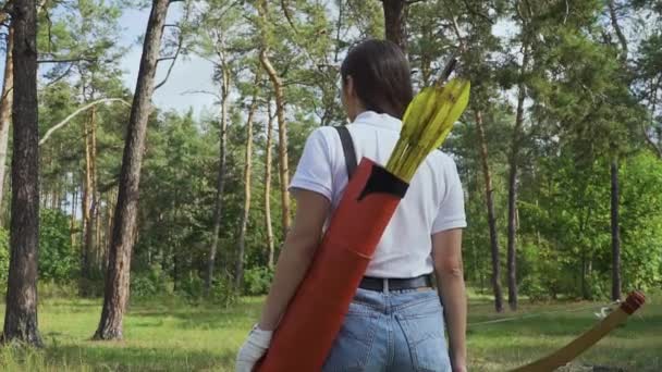 Menina Bonita Com Arco Flechas Passa Pela Floresta Arqueiro Fêmea — Vídeo de Stock