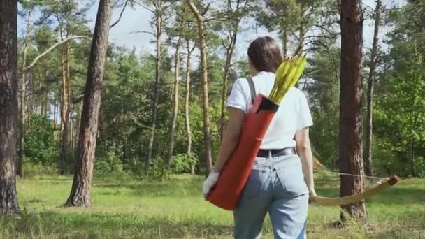 Arciere Donna Che Attraversa Foresta Donna Con Fiocco Faretra Che — Video Stock