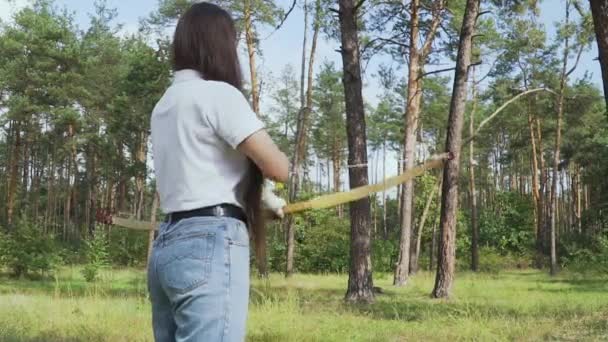 女子射出一支箭 错过了 女射手瞄准她的弓对准目标 女性鲍曼射击目标与她的弓和箭 — 图库视频影像