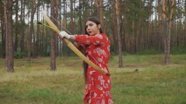 Farklı hedefler için okçuluk seçme kız