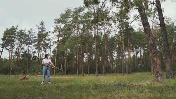 Vrouwelijke Bowman Doel Met Haar Pijl Boog Schieten Voormalig Boogschutter — Stockvideo