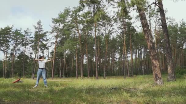 Kobiece Bowman Strzelanie Cel Jej Łuk Strzały Łuczniczka Celowania Dziobu — Wideo stockowe