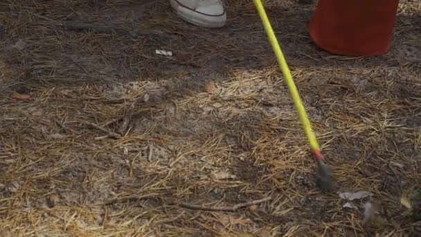 Vrouwelijke Hand Roept Pijlen Uit Grond Vrouw Rode Jurk Het — Stockvideo