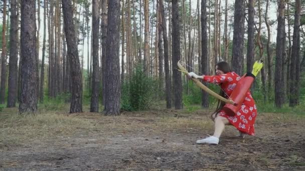 Jalá chica en vestido rojo disparando desde una posición sentada — Vídeos de Stock