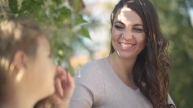 Anne kızı yüz vuruş ve burnunu pokes