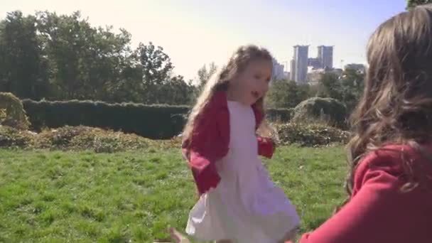 Litle menina corre para sua mãe — Vídeo de Stock