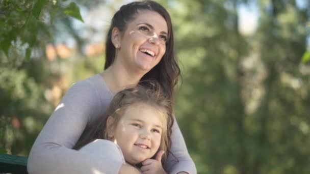 Matka a blonďatá holčička se spolu smát — Stock video