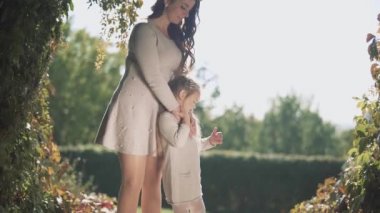 Anne ve kızı sarılıyorlar. Ağır çekim