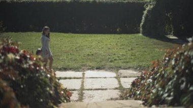 Anne ve kızı parkta yürümek. Ağır çekim