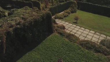 Anne ve kızı dalga kamerada eller. Dron'un vurdu