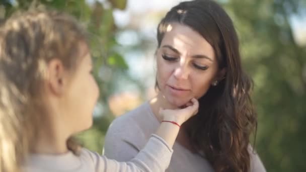 Mamma kysser döttrarna händer utomhus — Stockvideo