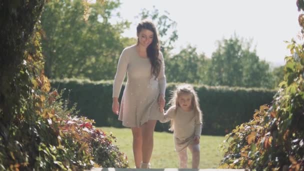 Mamma Och Dotter Upp För Trapporna Park Slow Motion Mor — Stockvideo