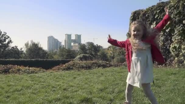 Niña feliz saltando y mostrando los pulgares hacia arriba. Movimiento lento — Vídeos de Stock