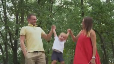 Anne küçük oğulları tarafından silah yükseltmek.