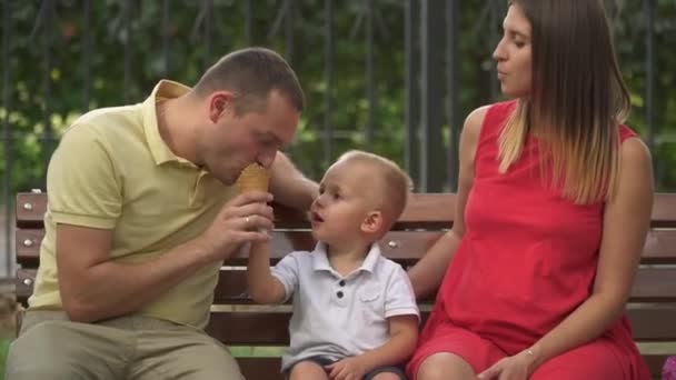 Kisfia kezeli Papa fagylalttal a parkban — Stock videók
