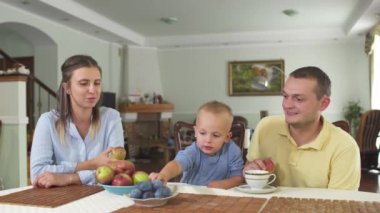 Genç aile var kahvaltı