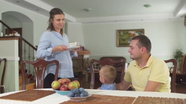 Young family have lunch — Stock Video