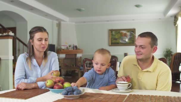 若い家族が朝食を持っています。 — ストック動画
